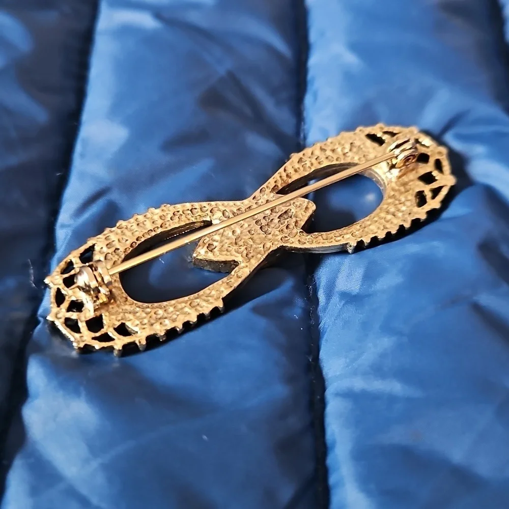 Elegant Gold and Pearl Brooch